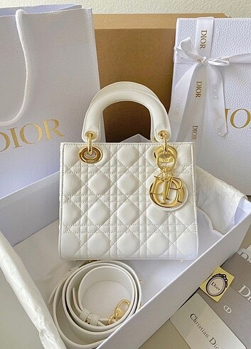 Christian Dior çanta ambalajında etiketli sıfır 