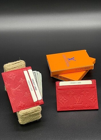 Louis Vuitton kartlık cüzdan ambalajında etiketli sıfır ürün