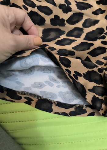 Düğmeli Leopar Desenli Kadın şort - Görsel 3