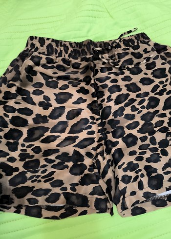 Düğmeli Leopar Desenli Kadın şort - Görsel 5