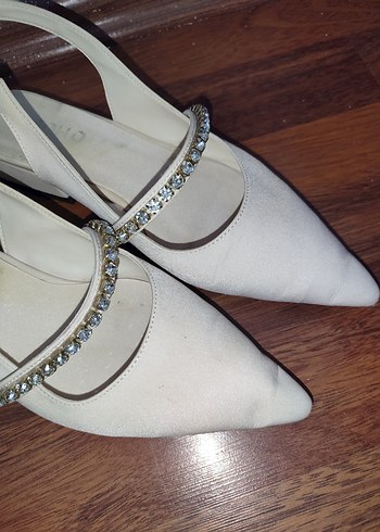 Zara Bej Süet Zincir Detaylı Stiletto Topuklu Kadın Ayakkabı