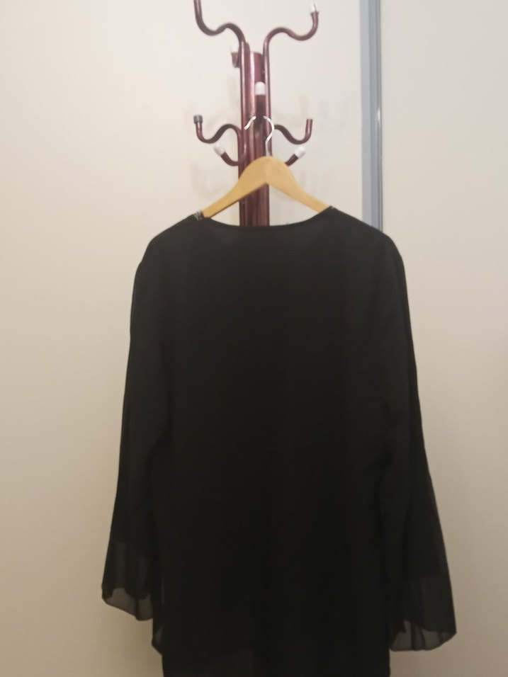 Uzun Kollu Siyah Nakışlı Bluz - Görsel 2