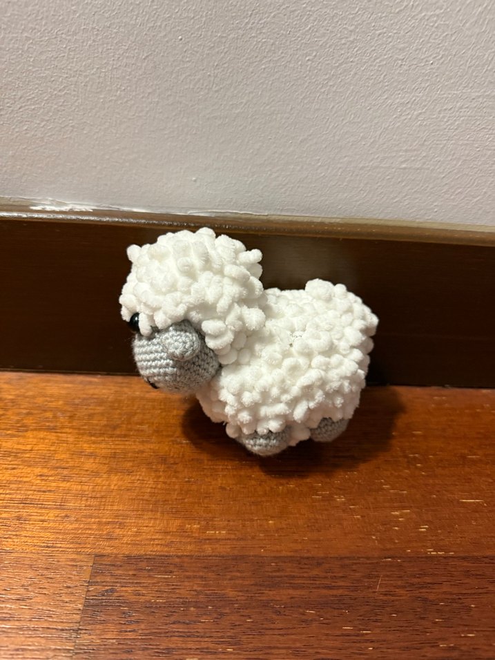 Beyaz ve Gri Peluş Kuzu Oyuncak - Görsel 2