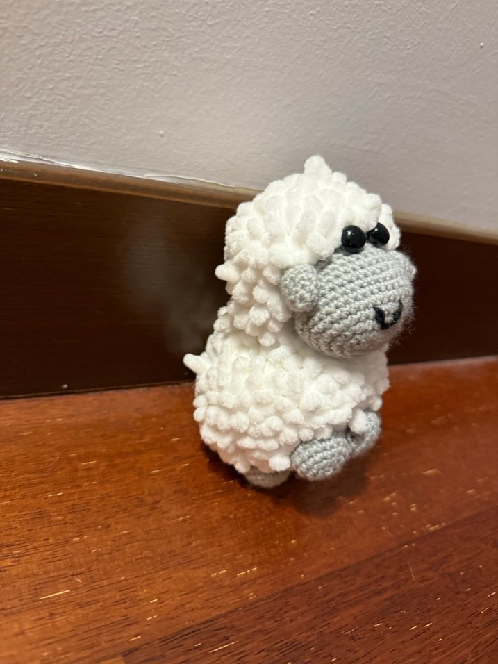 Beyaz ve Gri Peluş Kuzu Oyuncak - Görsel 3