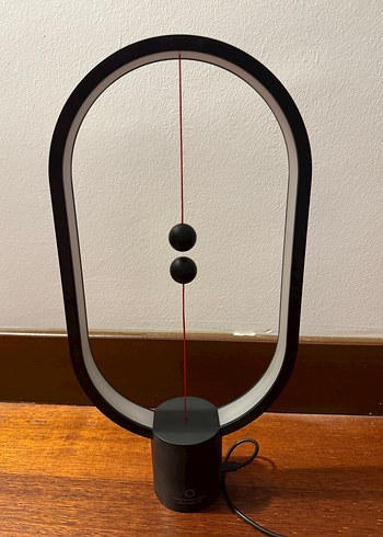 Modern Siyah LED Denge Masa Lambası - Görsel 3