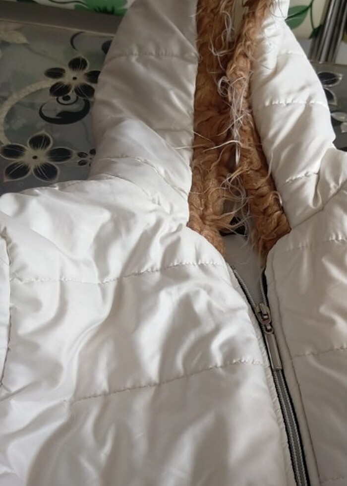 Kapşonlu şisme beyaz mont - Görsel 2