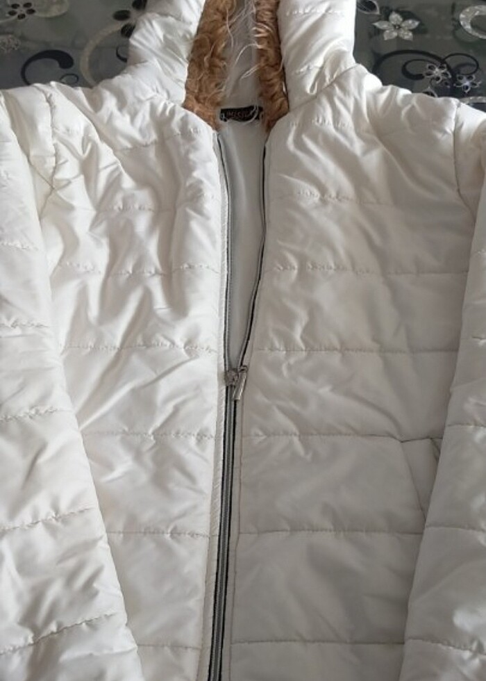 Kapşonlu şisme beyaz mont - Görsel 4