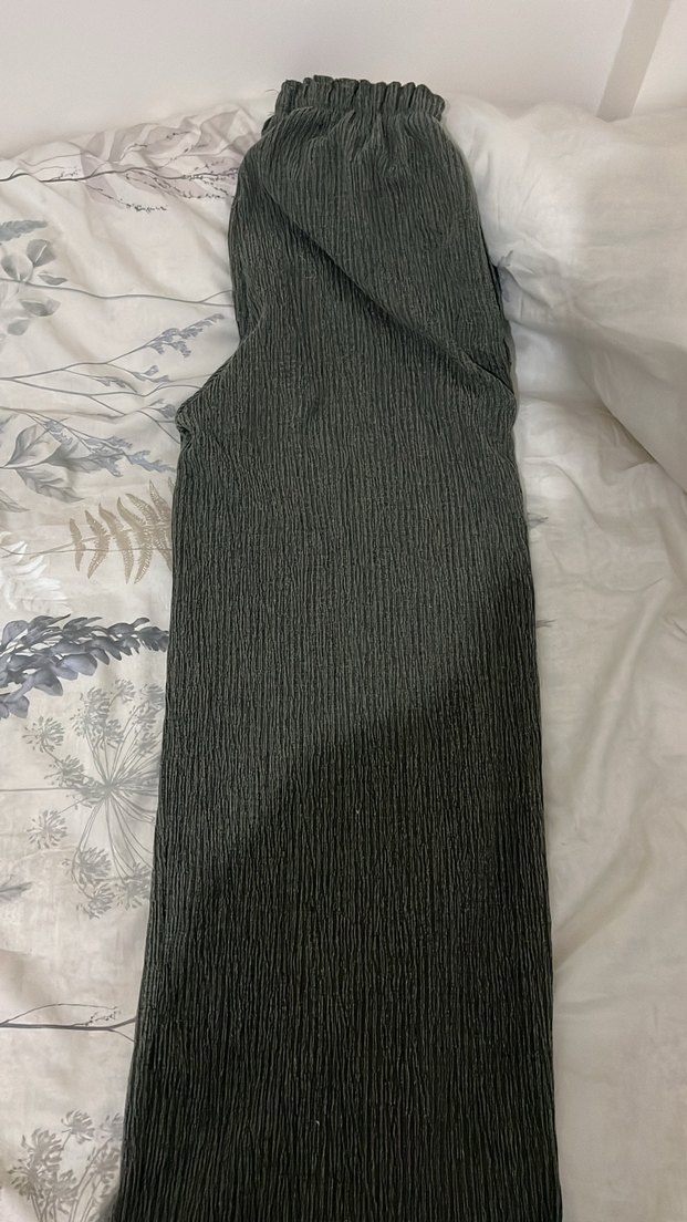 Haki yeşili rahat kesim kıyafet - Görsel 3