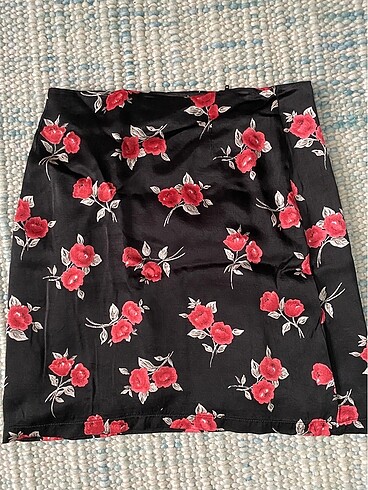 gül desenli siyah mini etek