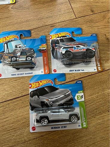 Hotwheels 3 adet karışık araba