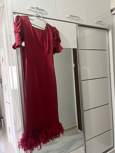 Tüylü saten davet elbisesi