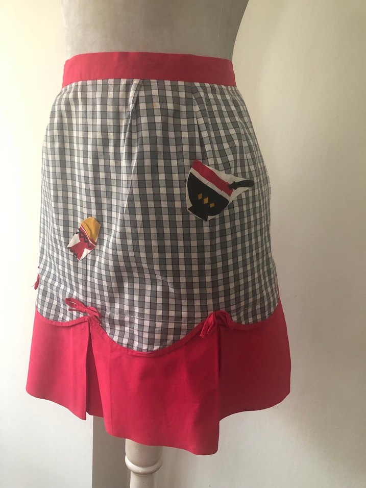 Nakışlı Kırmızı Gri Mutfak Önlüğü - Görsel 2