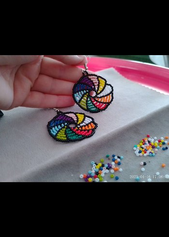 Renkli İşlemeli Boncuklu Mini Küpe