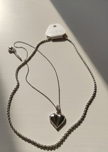 Zincir Detaylı Altın Renk Kalp Kolye - Görsel 4