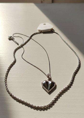 Zincir Detaylı Altın Renk Kalp Kolye - Görsel 5