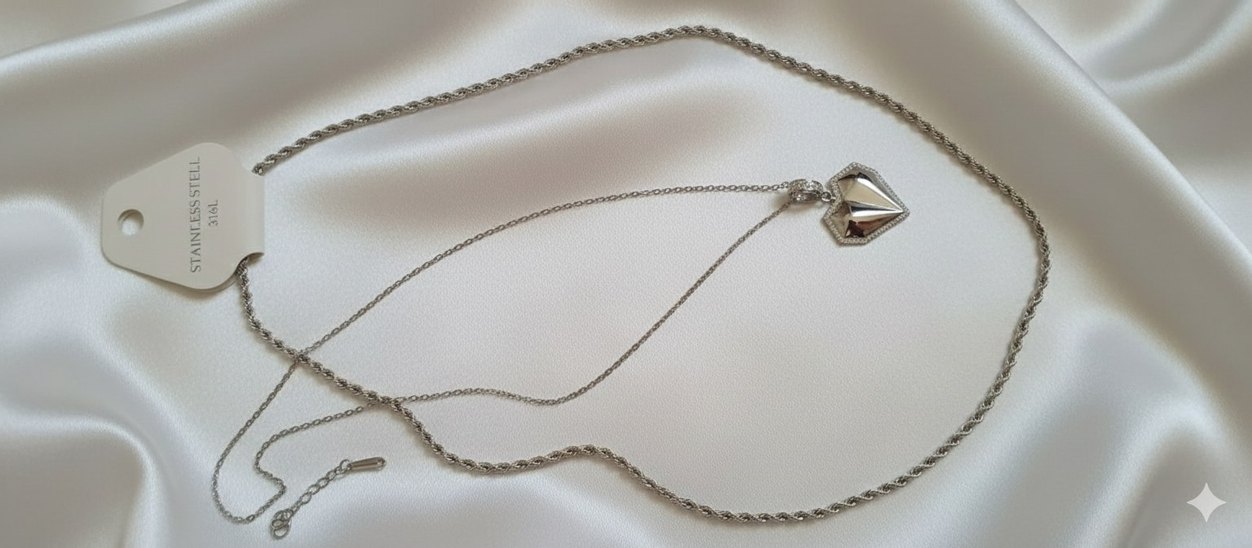 Zincir Detaylı Altın Renk Kalp Kolye - Görsel 3