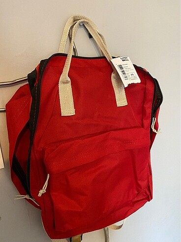 Defacto kırmızı sırt çantası etiketli hiç kullanılmadı