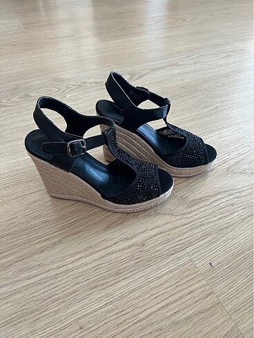 Aldo, hasır dolgu topuklu taşlı sandalet