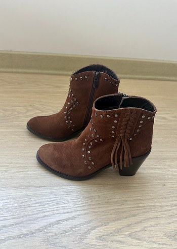 Kemal Tanca, Kahverengi Süet Bot - Görsel 2
