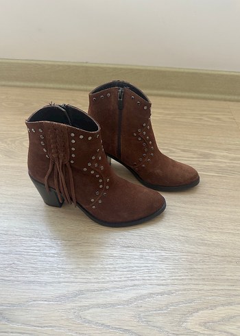 Kemal Tanca, Kahverengi Süet Bot - Görsel 8