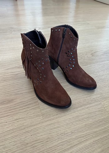 Kemal Tanca, Kahverengi Süet Bot - Görsel 6