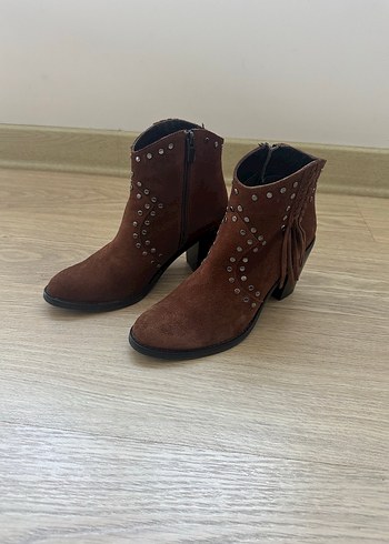 Kemal Tanca, Kahverengi Süet Bot - Görsel 9