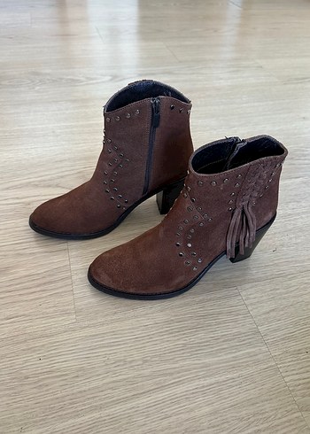 Kemal Tanca, Kahverengi Süet Bot - Görsel 4