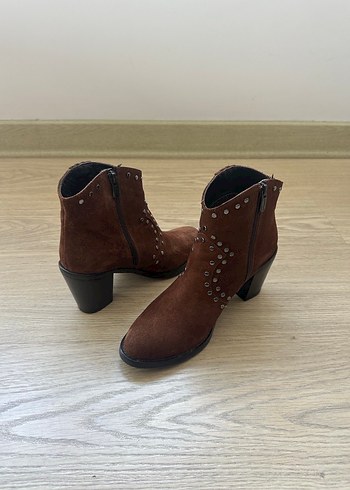 Kemal Tanca, Kahverengi Süet Bot - Görsel 5