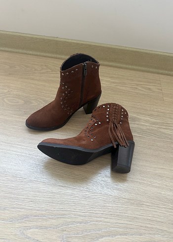 Kemal Tanca, Kahverengi Süet Bot - Görsel 3