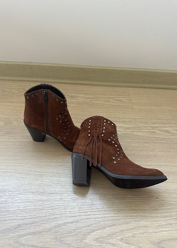 Kemal Tanca, Kahverengi Süet Bot - Görsel 7