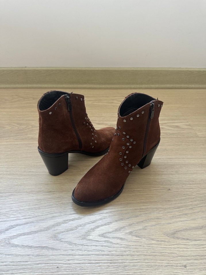 Kemal Tanca, Kahverengi Süet Bot - Görsel 5