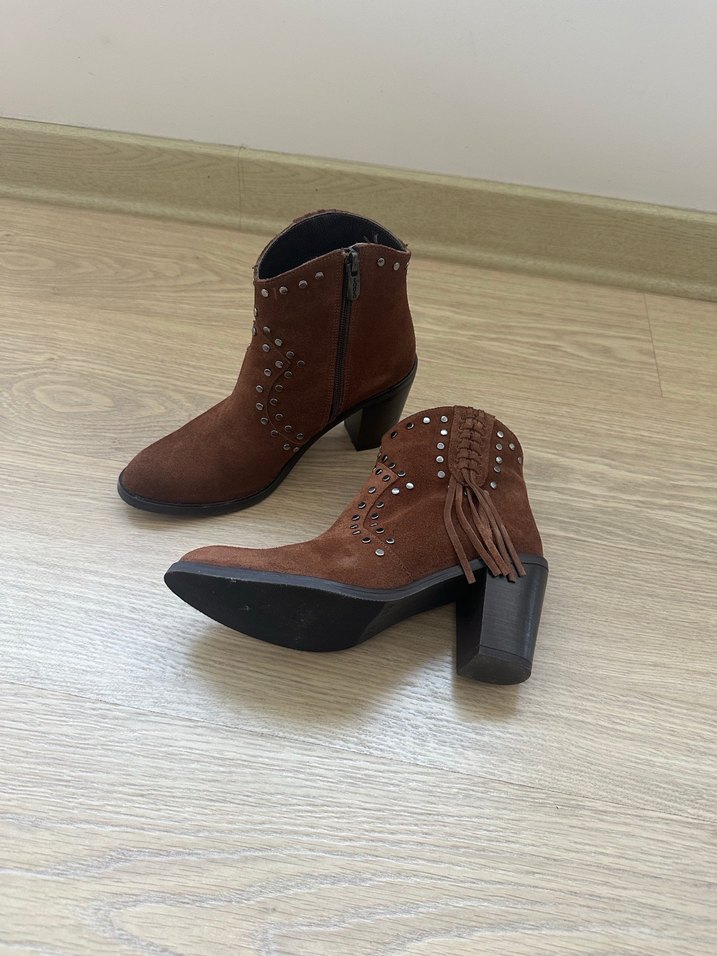 Kemal Tanca, Kahverengi Süet Bot - Görsel 3