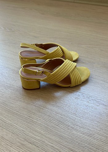 Derimod, sarı süet topuklu sandalet - Görsel 2