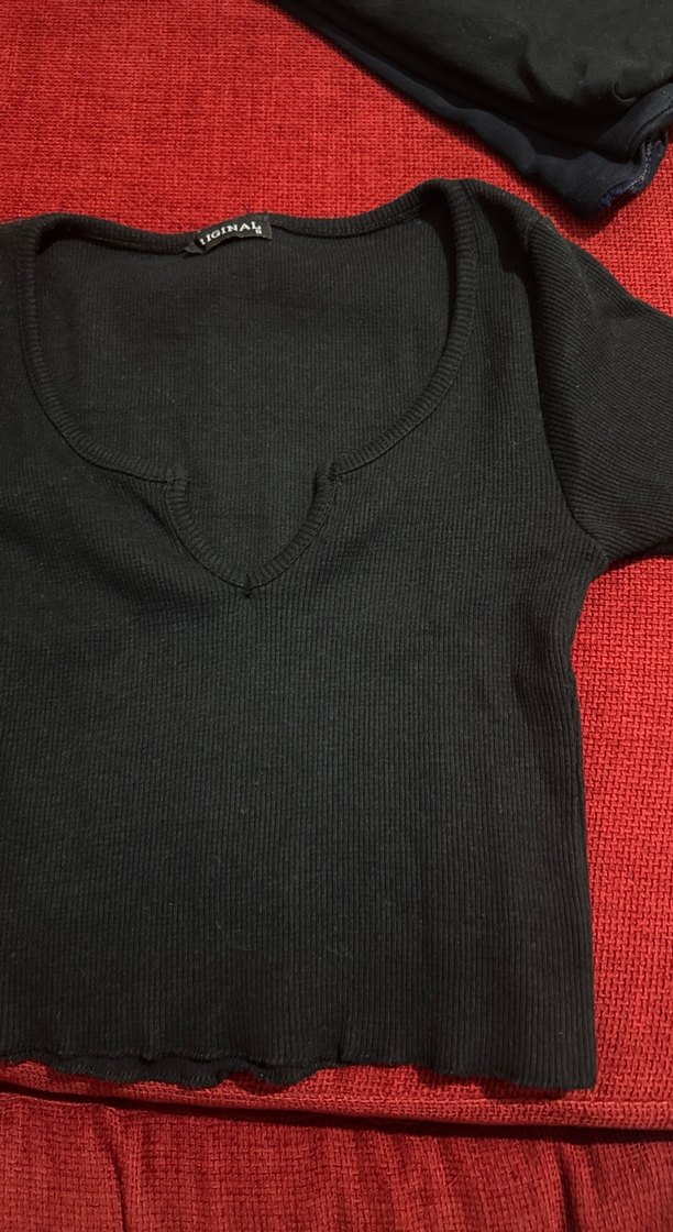 Siyah V Yaka Kısa Kollu Crop Top - Görsel 2