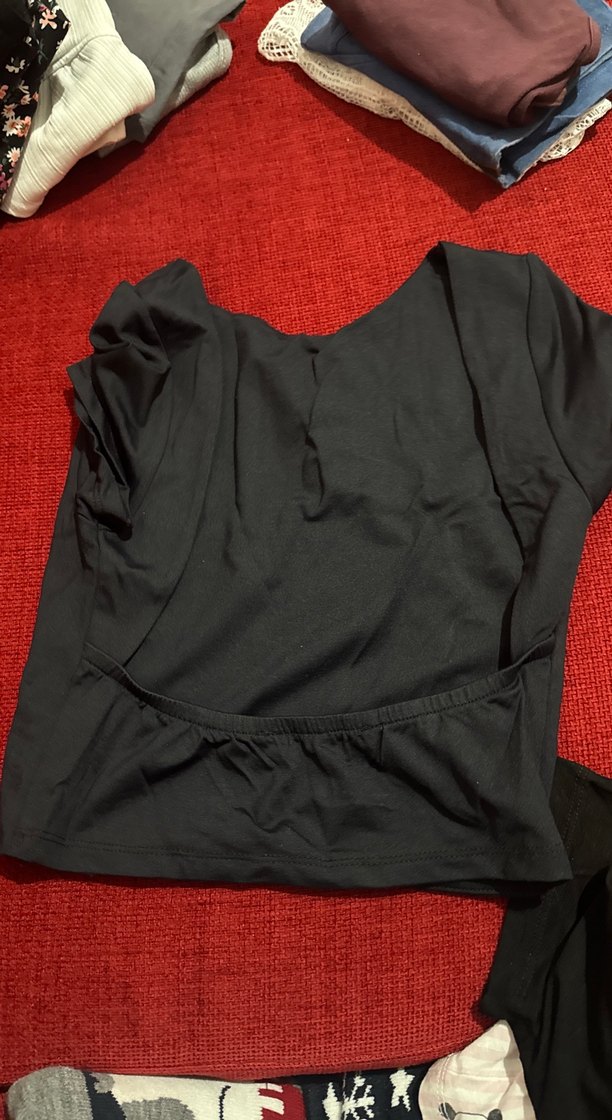 Siyah V Yaka Kısa Kollu sırtı açık   Tişört - Görsel 2