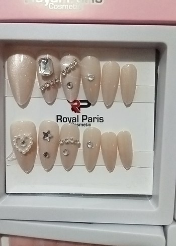 Bej Renkli Taşlı Tırnak Süslemeleri - Görsel 3