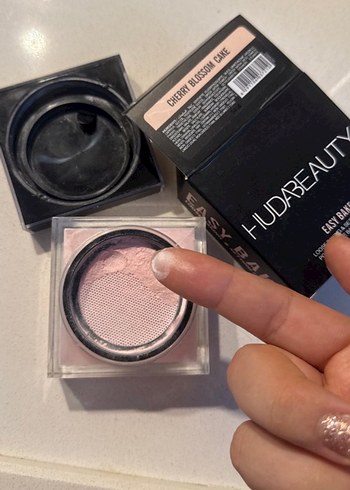 Huda Beauty Cherry Blossom Cake Pudra - Görsel 3