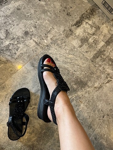 Siyah üstü parlak taslı sandalet