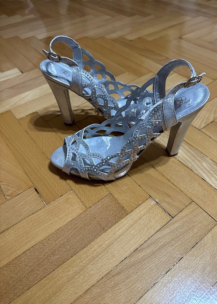Topuklu taşlı ayakkabı - Görsel 2