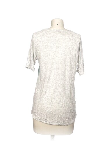m Beden Pull and Bear T-shirt %70 İndirimli.