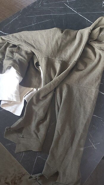 xl Beden Sadece kolları yırtık başka hiçbir şey yok
