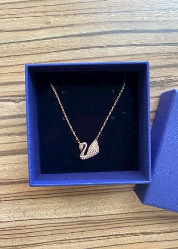 Beden Swarovski Zincir Detaylı Gold Kuğu Kolye