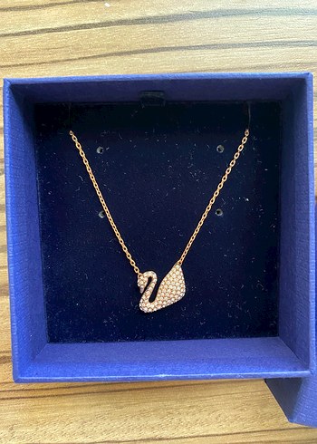Swarovski Zincir Detaylı Gold Kuğu Kolye