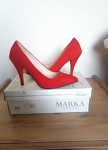 Kırmızı süet stiletto