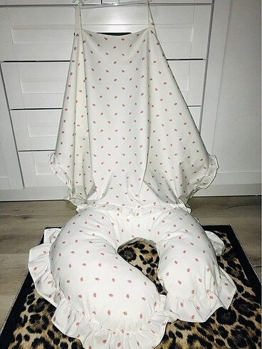 Emzirme önlüğü ve Yastığı