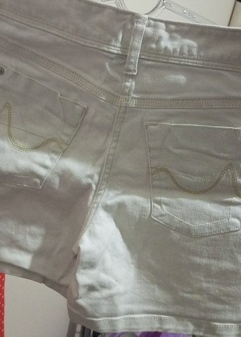 Kadın Beyaz Düğmeli Kot Şort - Görsel 3