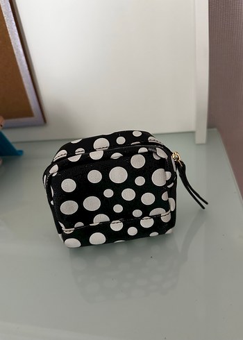 Guess GUESS Parlak Siyah Puantiyeli Kadın Çapraz Çanta