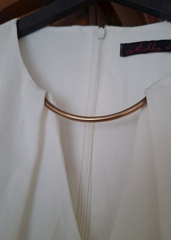 Zincir Detaylı Beyaz V Yaka Kolsuz fermuarlı elbise - Görsel 6