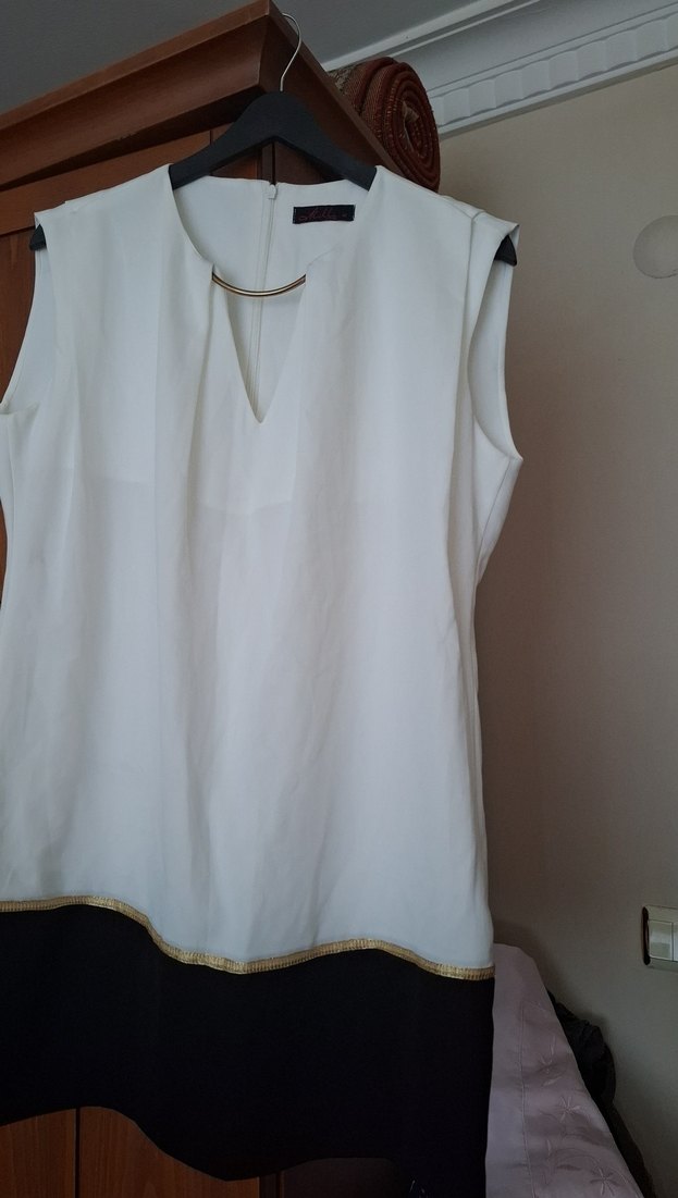 Zincir Detaylı Beyaz V Yaka Kolsuz fermuarlı elbise - Görsel 4