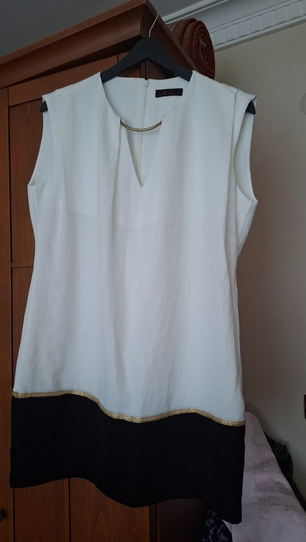 Zincir Detaylı Beyaz V Yaka Kolsuz fermuarlı elbise - Görsel 3